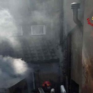 Campo de' Fiori (Roma), incendio divampa nell'appartamento. 74enne si getta dalla finestra e muore