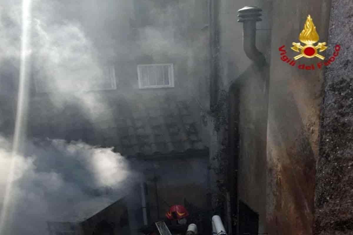 Campo de' Fiori (Roma), incendio divampa nell'appartamento. 74enne si getta dalla finestra e muore
