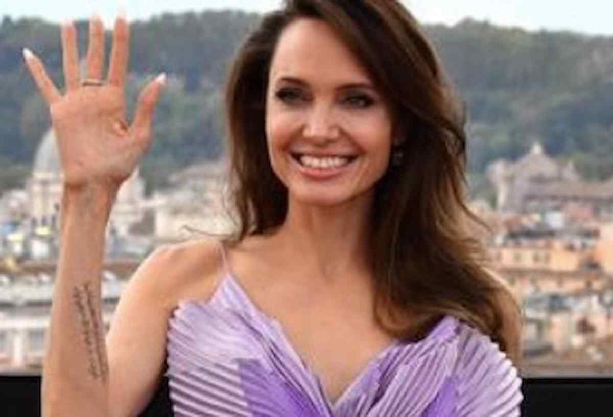 Angelina Jolie accusa Brad Pitt di violenze domestiche, l'attore è distrutto: vuole passare più tempo con Maddox, Zahara gli altri figli