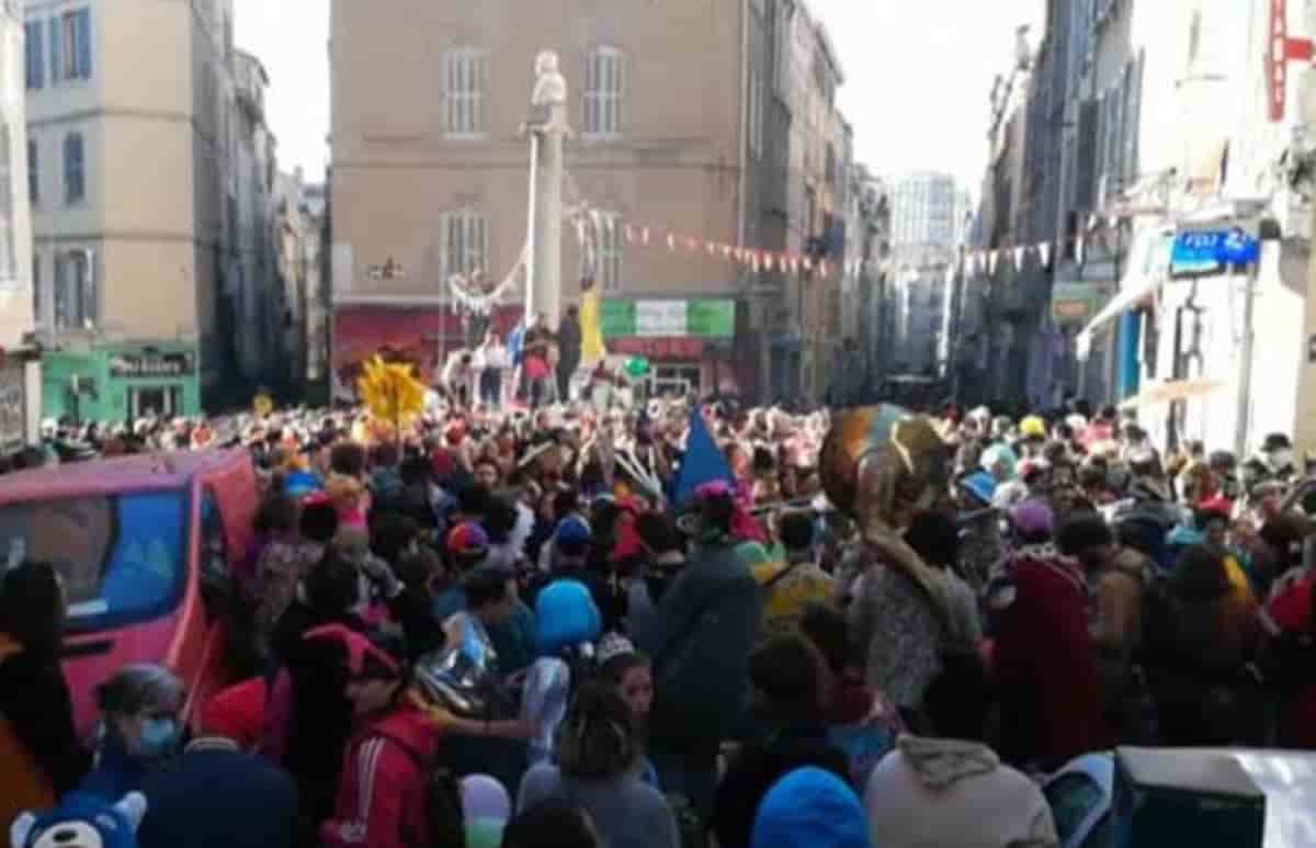 Marsiglia, per Carnevale sfilano in 6500 e ballano senza mascherine: fermate 9 persone