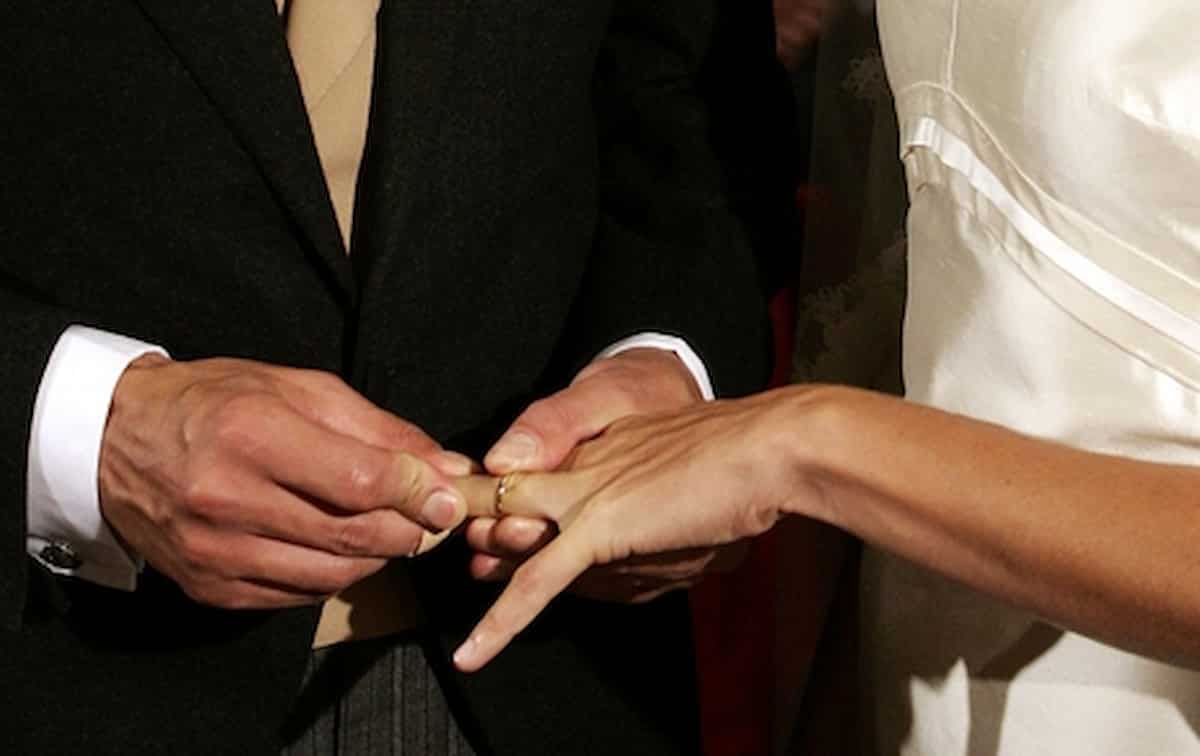Cinese si sposa due volte senza divorziare: ora è accusata di bigamia