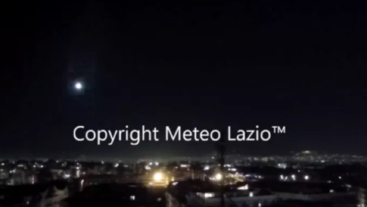 Meteora su Roma lunedì 15 marzo: un bolide luminoso illumina il cielo della Capitale VIDEO