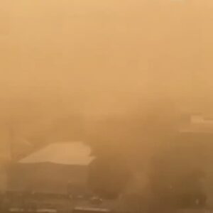 Pechino diventa gialla avvolta da una coltre di smog e sabbia