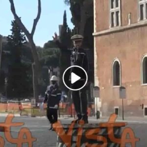 Pizzardone a Piazza Venezia, torna la pedana simbolo dei vigili di Roma (anche grazie ad Alberto Sordi) VIDEO