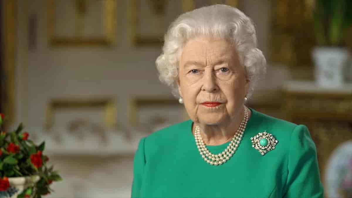 Regina Elisabetta comunicato, risposta da vera signora a Meghan Markle e Harry: "Ci dispiace, vi vogliamo bene"