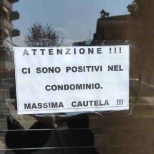Rozzano, cartello nel condominio: "Attenzione, ci sono positivi". Covid apartheid dei vicini alle porte di Milano