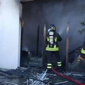 Bologna incendio nell'ex fonderia Sabiem