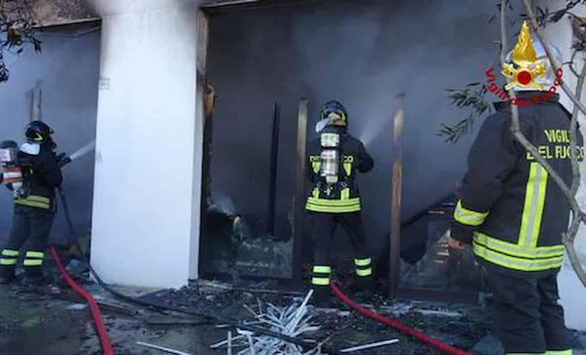 Bologna incendio nell'ex fonderia Sabiem