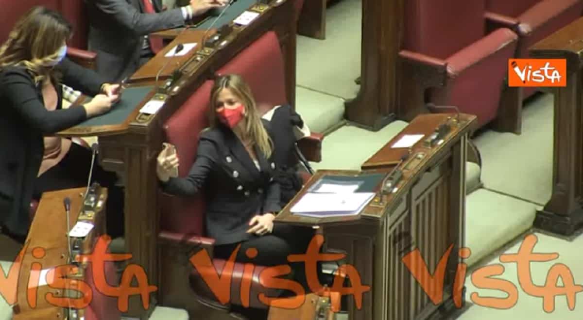 Deputata si fa un selfie alla Camera mentre parlano i ministri Lamorgese e Giorgetti VIDEO