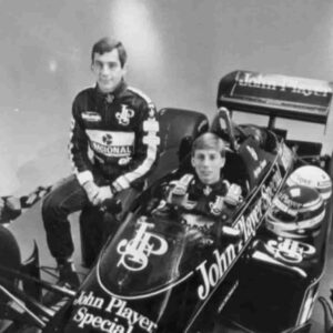 Johnny Dumfries è morto, l'ex pilota della Lotus aveva 62 anni. Fu compagno di squadra di Senna
