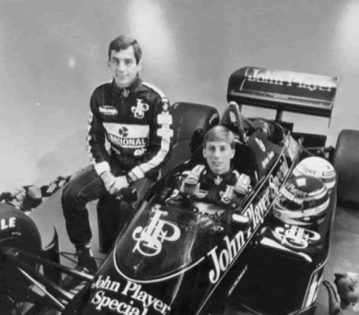 Johnny Dumfries è morto, l'ex pilota della Lotus aveva 62 anni. Fu compagno di squadra di Senna