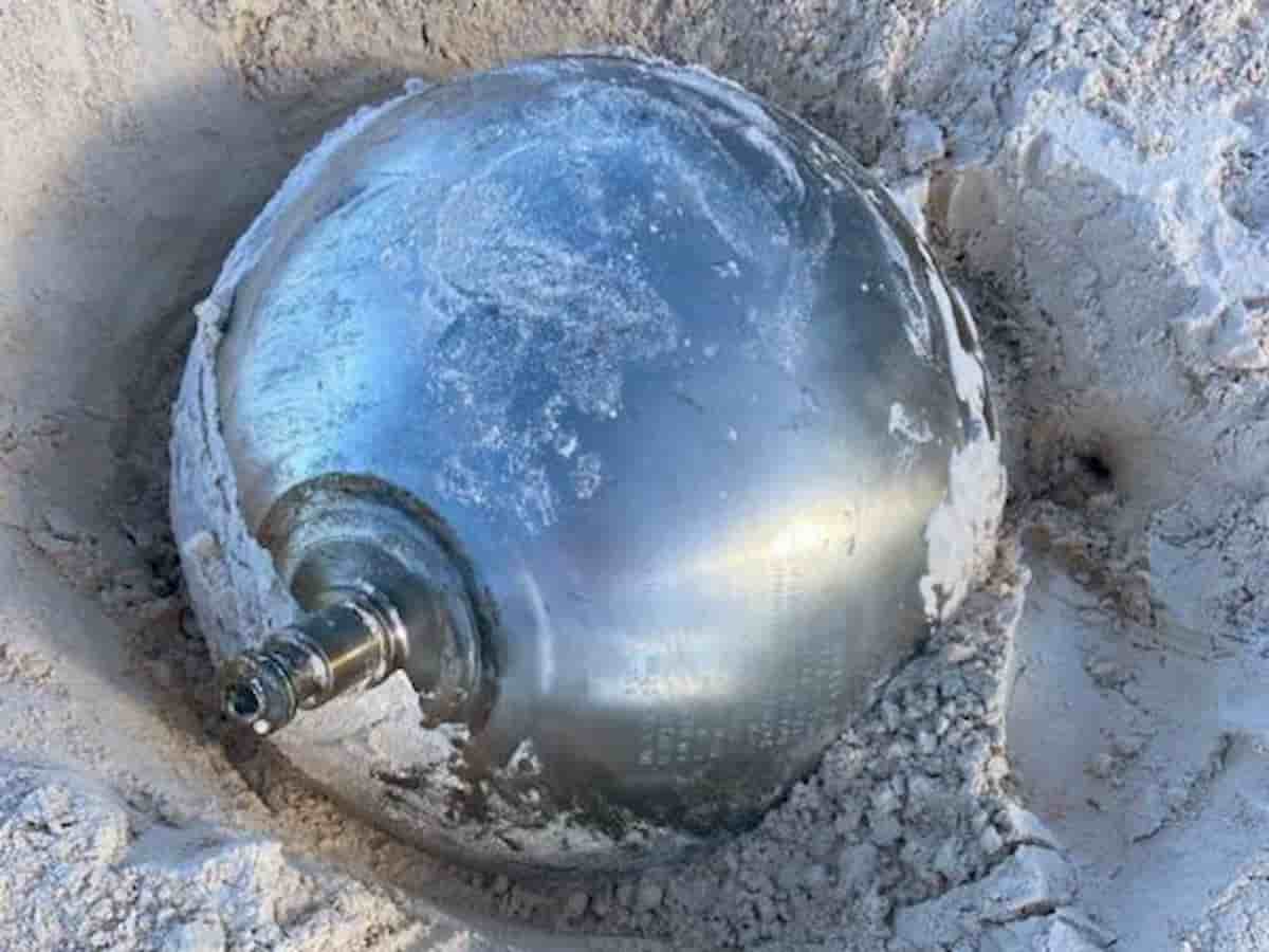 Misteriosa sfera di metallo trovata su una spiaggia delle Bahamas