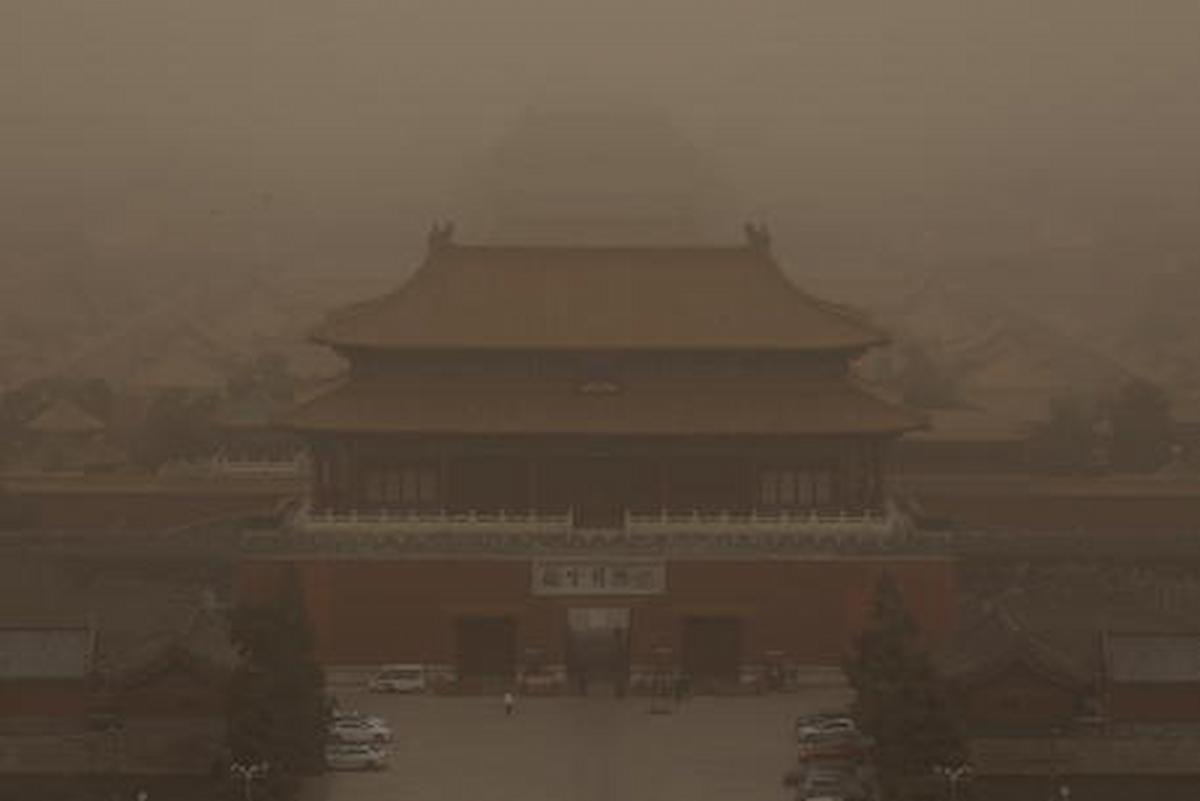 Cina, la peggiore tempesta di sabbia degli ultimi dieci anni: cancellati centinaia voli aerei