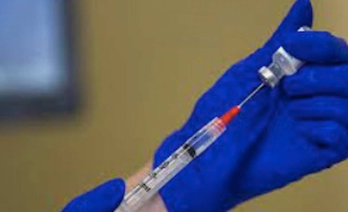 I vaccinati possono reinfettarsi di Covid ma i rischi sono ridotti, lo spiega nuovo documento Iss-Inail