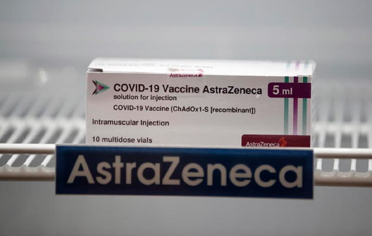 Vaccino AstraZeneca, Inghilterra va avanti e rilancia agli over 50. Solo 3 casi sospetti di trombosi