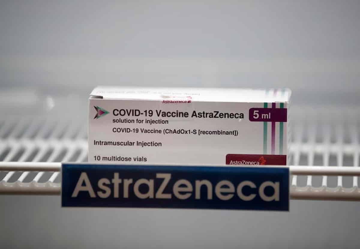 Astrazeneca, bugiardino vaccino dopo approvazione Ema: trombosi, effetti collaterali, consigli