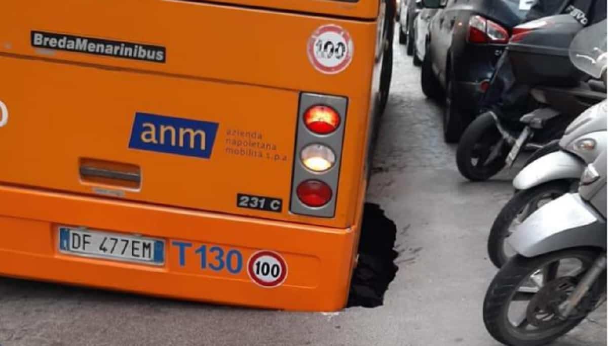 Voragine in via Aniello Falcone a Napoli, autobus sprofonda: autista salva passeggeri FOTO