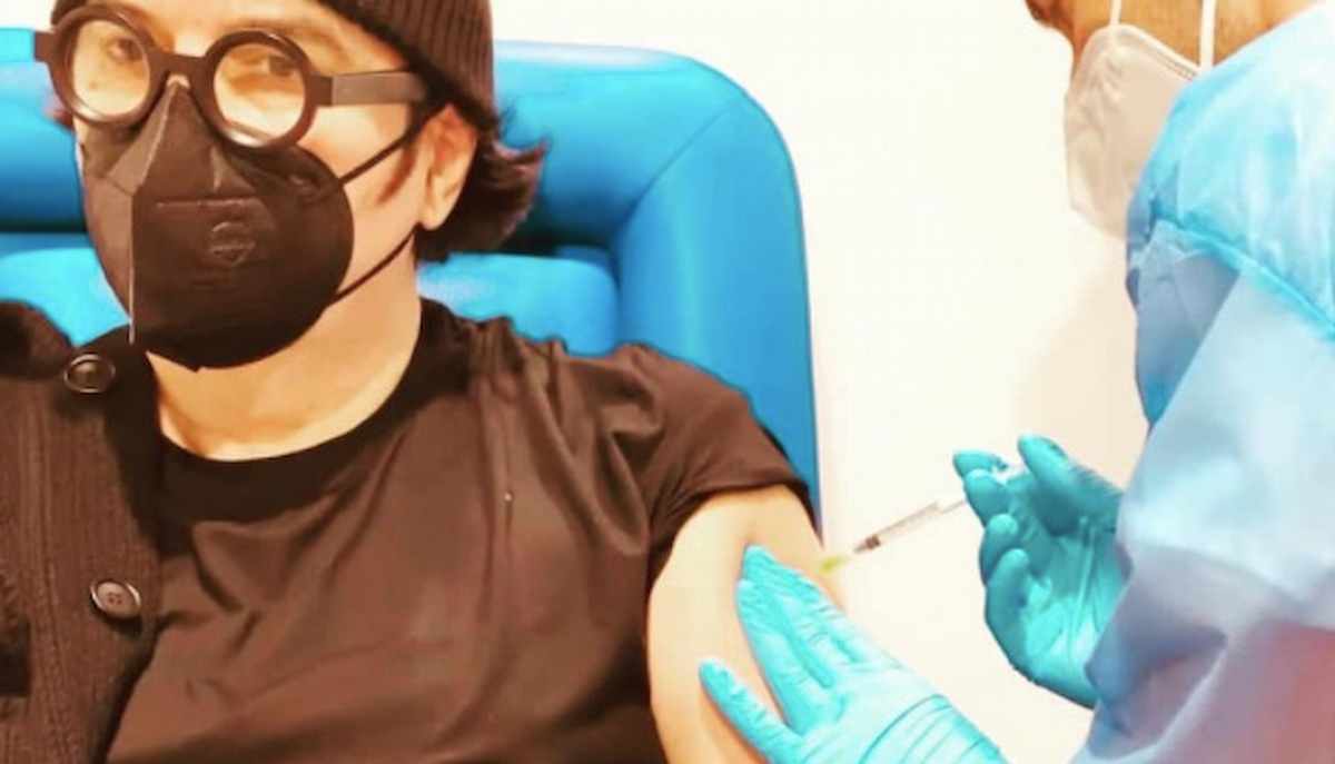 Renato Zero si vaccina contro il Covid e pubblica la foto su Facebook: "Viva vaccino! Viva la vita!!!"