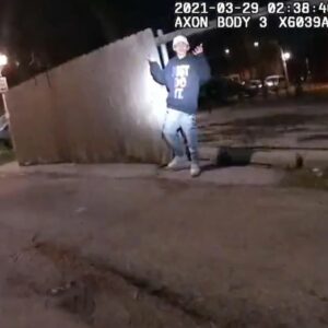 Adam Toledo, 13 anni, ucciso a Chicago dalla polizia con le mani alzate: il video della bodycam dell'agente