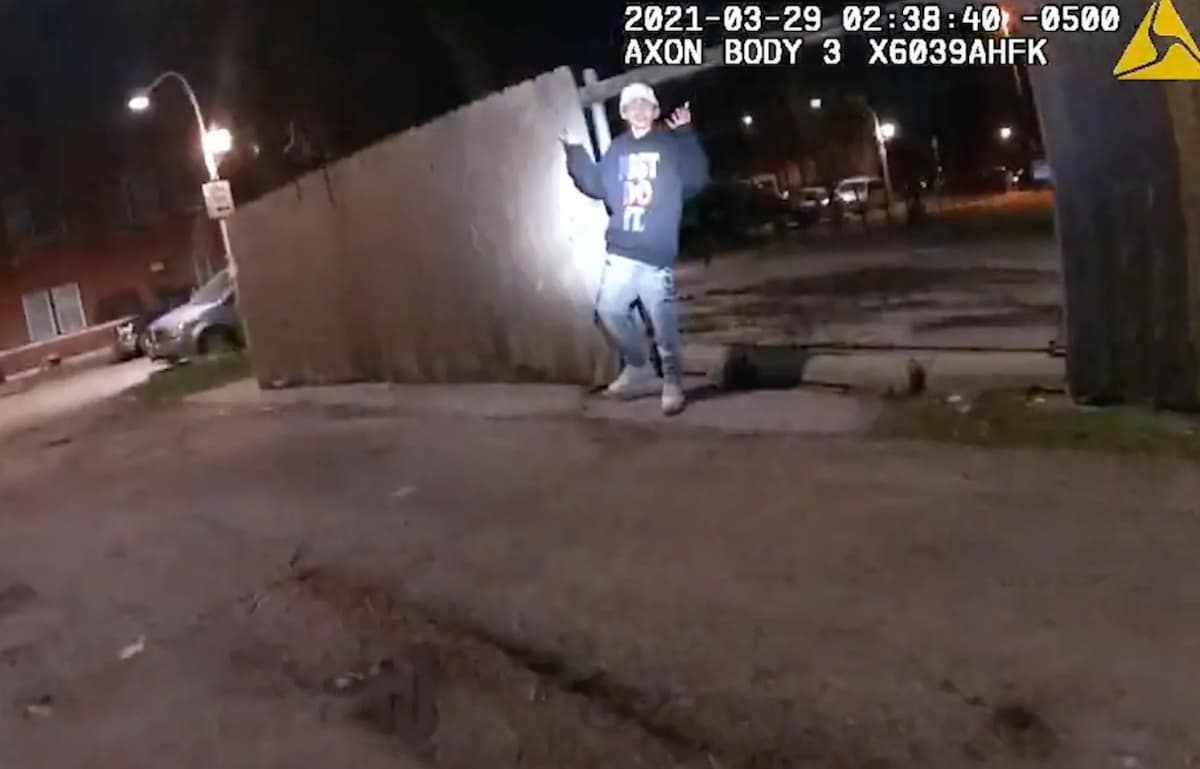 Adam Toledo, 13 anni, ucciso a Chicago dalla polizia con le mani alzate: il video della bodycam dell'agente