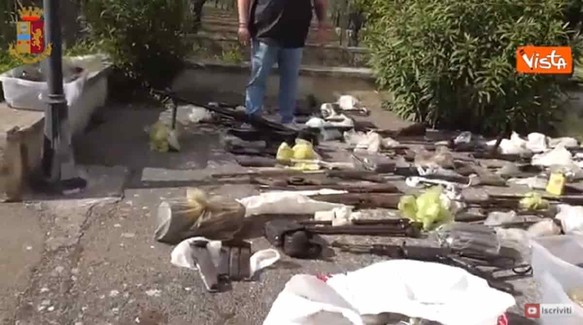 Altamura, arsenale in casa: mitra, bombe a mani, mine anticarro. Il sequestro vicino Bari VIDEO