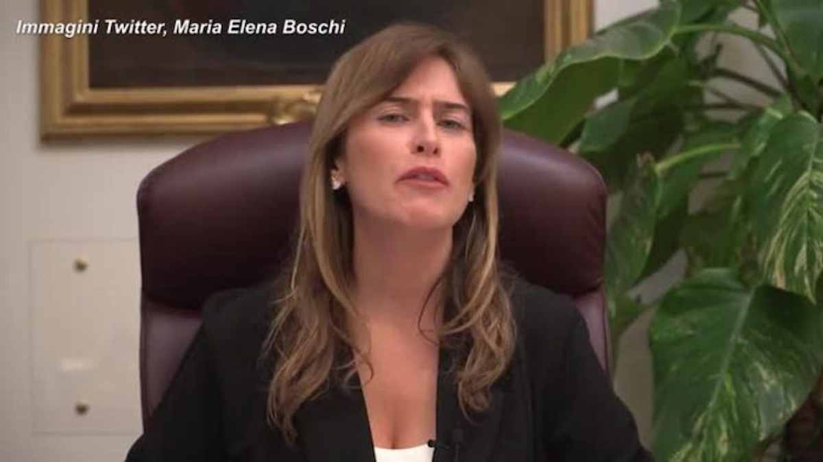 Maria Elena Boschi contro Beppe Grillo: "Il suo video maschilista e scandaloso. Non può assolvere il figlio col suo potere"