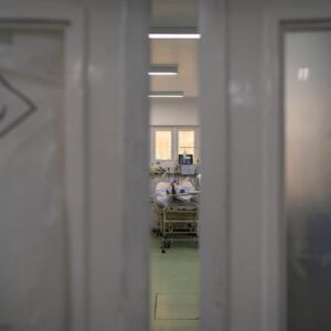 Brasile, mancano i sedativi: pazienti Covid intubati svegli e legati al letto, implorano di non morire