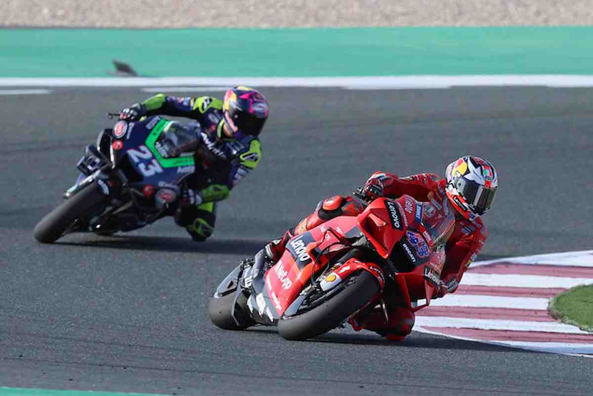 MotoGP 2021, francese con nome italiano vince in Qatar, continua la via crucis di Rossi, ora si corre in Europa