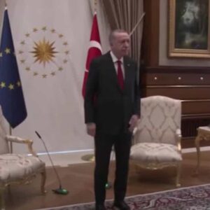 erdogan niente sedia d'onore per von der leyen perché donna: lasciata sul divano
