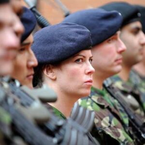 Renee Mulcahy, soldatessa britannica, espulsa dall'esercito per violenze sulla moglie