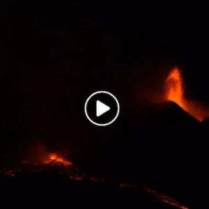 Etna, nuova eruzione 1 aprile, fontana di lava dal cratere sud-est VIDEO La 17esima negli ultimi 40 giorni