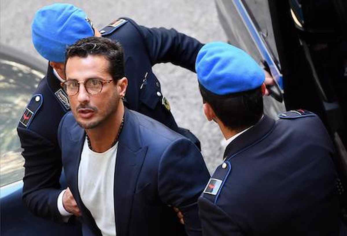 Fabrizio Corona esce dal carcere e torna ai domiciliari in attesa della Cassazione. "Necessita di cure"