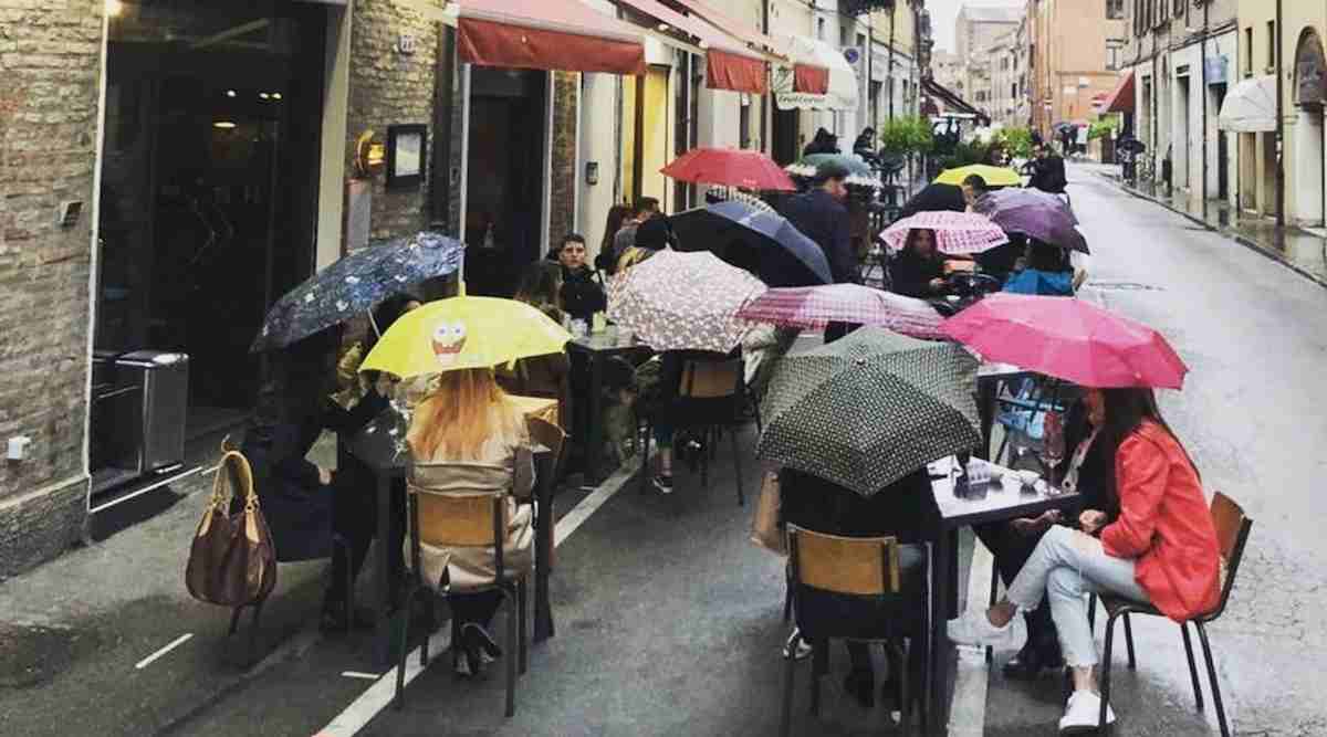 Ristoranti al chiuso se piove, Governo pensa alla deroga dopo il caso del locale di Verona