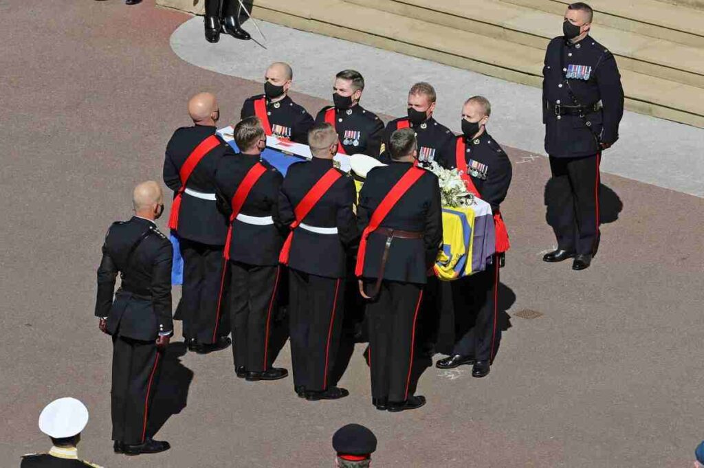 Funerale Principe Filippo, l'arrivo del feretro al Windsor Castle