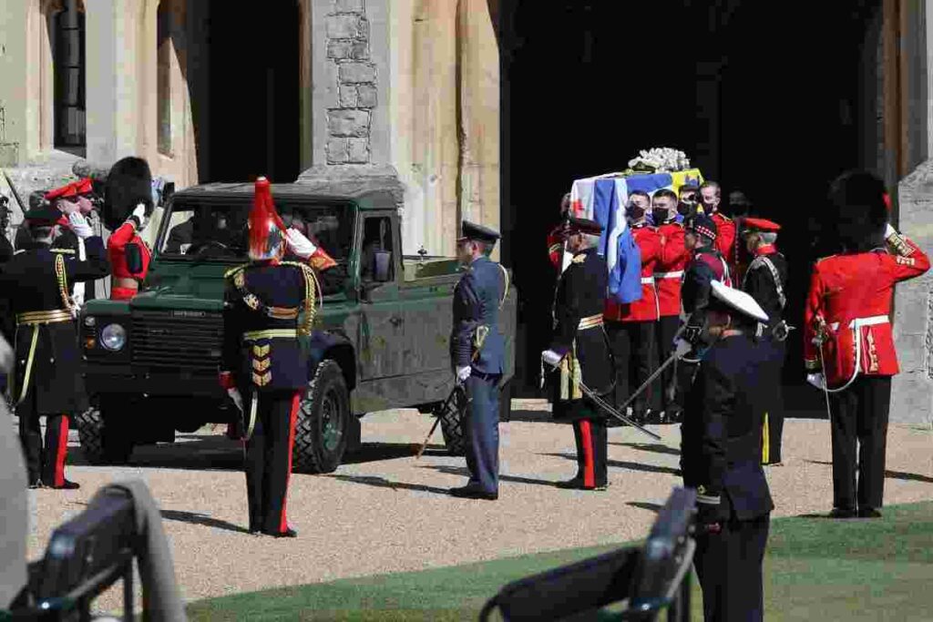 Funerale Principe Filippo, l'arrivo del feretro al Windsor Castle