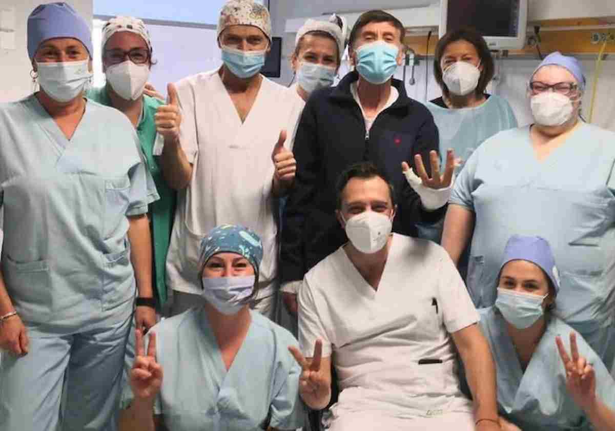 Gianni Morandi torna a casa: foto di gruppo con i medici e gli infermieri prima delle dimissioni