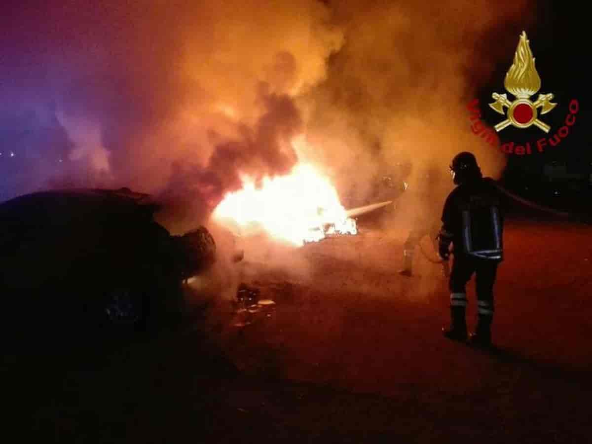Carapelle (Foggia): incendio doloso distrugge l'auto del maresciallo dei carabinieri