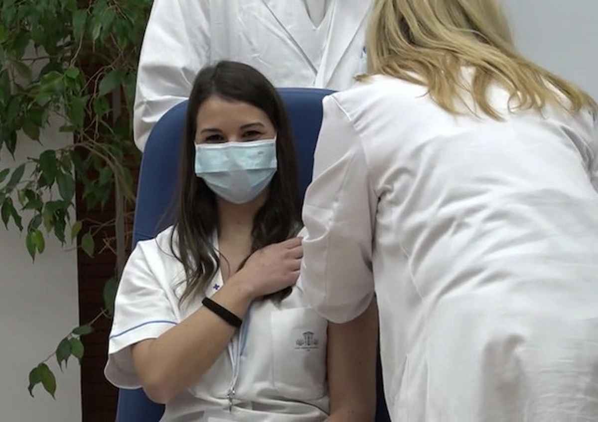 Veneto, 8600 oss e infermieri rifiutano il vaccino: 5 giorni per rispondere al sollecito. Rischiano lo stipendio