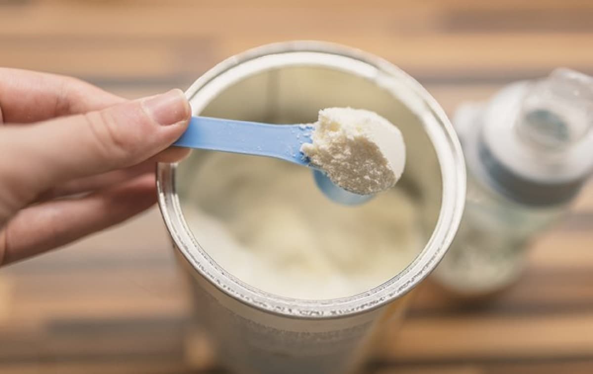 Latte per neonati scaduto da 5 mesi in vendita al supermercato a Cuneo, 100mila euro di multa