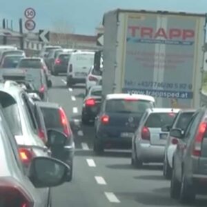 Manifestazione mercatali contro la zona rossa, bloccata la autostrada A1 Napoli-Roma (e anche De Luca) VIDEO