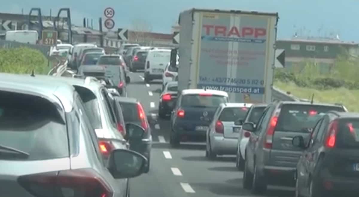 Manifestazione mercatali contro la zona rossa, bloccata la autostrada A1 Napoli-Roma (e anche De Luca) VIDEO