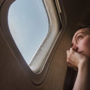 Viaggi in aereo, perché è meglio evitare il posto finestrino per dormire. I consigli di una hostess