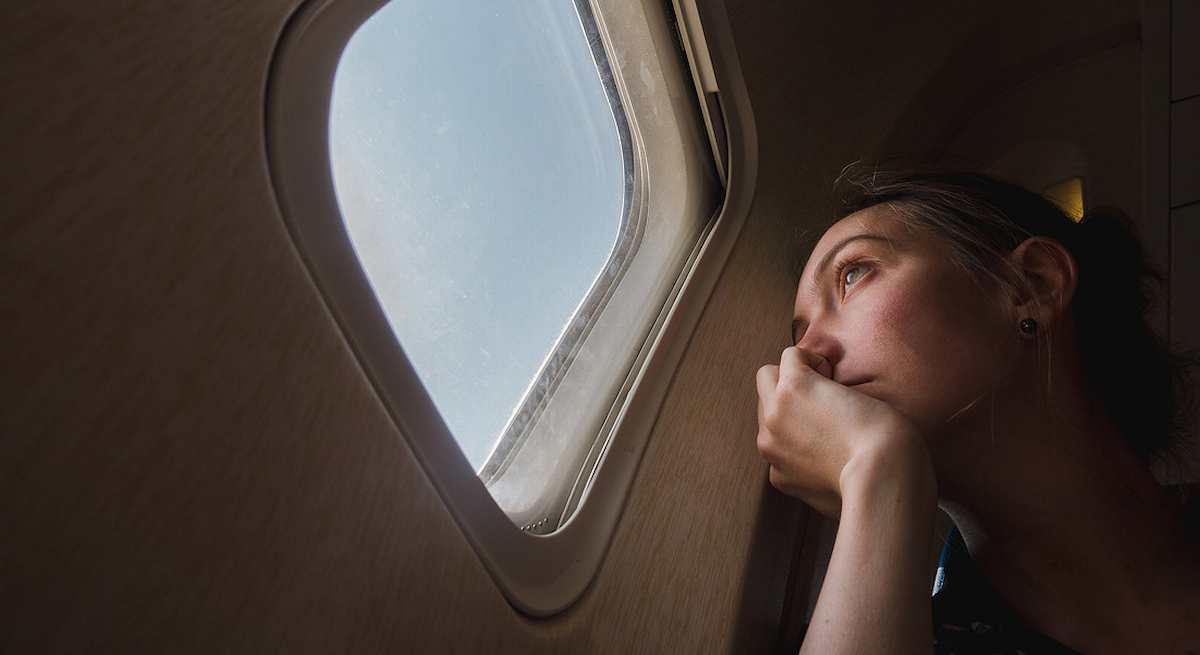 Viaggi in aereo, perché è meglio evitare il posto finestrino per dormire. I consigli di una hostess