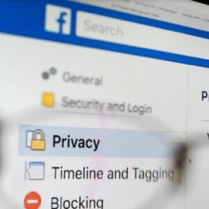Furto dati su Facebook: numero di telefono e mail resi pubblici, occhio all'assenza di segnale