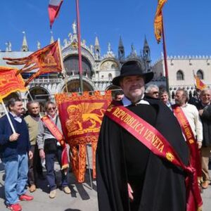 Repubblica Veneta il 25 aprile davanti al duomo di Padove celebra San Marco, non la Liberazione: cerca incidenti?
