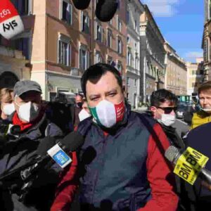 Salvini raccoglie firme contro governo ottuso che mantiene coprifuoco, quello con dentro la Lega