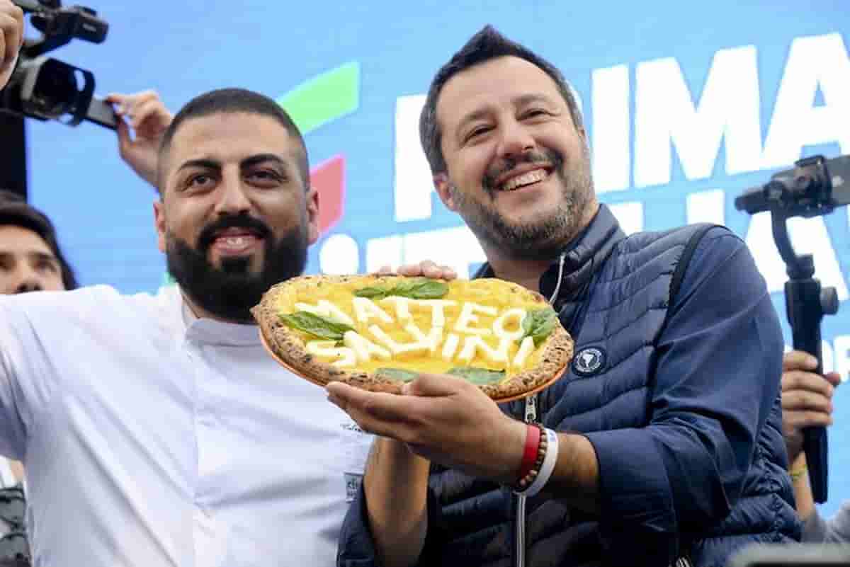 Salvini: voi ideologia, io pizza. Buon senso formato Matteo: contagio di sera? Non lo vedo, quindi non c'è