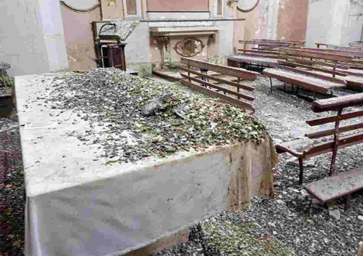 Terremoto l'Aquila, a San Demetrio Ne' Vestini chiesa della Santissima Annunziata ricoperta di guano 02