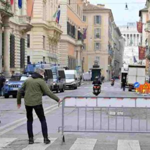 Sit in #IoApro a Roma: piazza blindata, i manifestanti lanciano fumogeni e petardi al grido di "Libertà" VIDEO