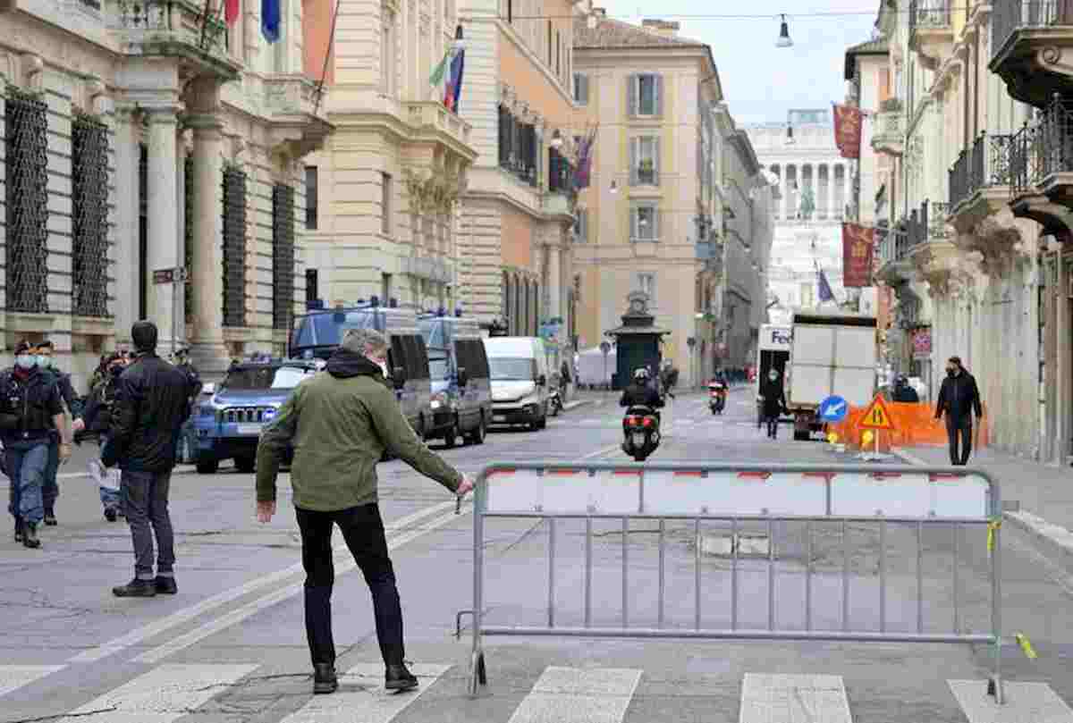 Sit in #IoApro a Roma: piazza blindata, i manifestanti lanciano fumogeni e petardi al grido di "Libertà" VIDEO
